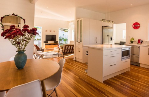 Oneroa House | Oneroa Village, 5 mins to Oneroa beach, Restaurants & Shops | Be My Guest