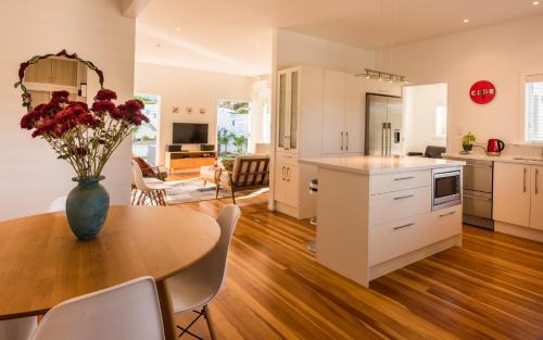 Oneroa House | Oneroa Village, in Waiheke Centre - Be My Guest