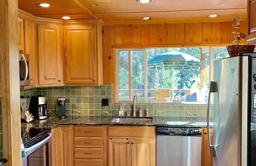 Oakhurst House | Only 19 miles to Yosemite, 1 mile to Bass Lake!