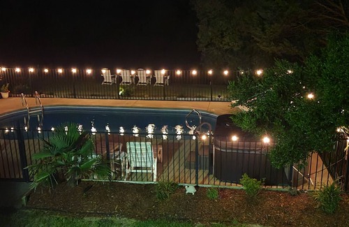 South Nags Head Cottage | Only 2 min. Walk to Beach! Private Salt-Water Pool, Hot Tub, Backyard Pond.