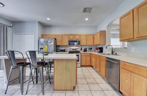 West Kissimmee Villa | Only 3 Miles to Disney! South Facing Private Pool 6 BDRM Villa w/Movie Theatre