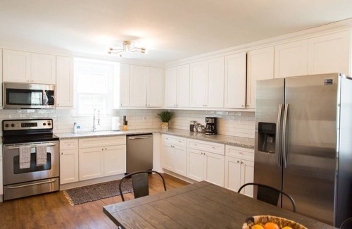 Woodbine House | Only 4 Miles to Downtown - Group Friendly Home