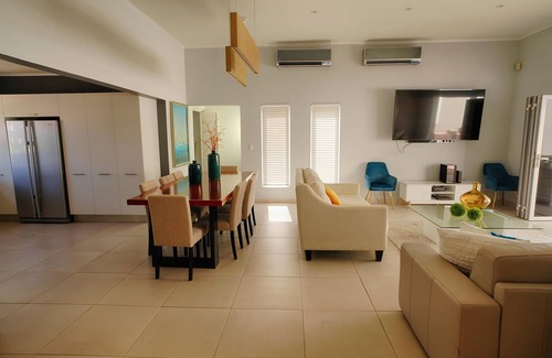 Esmeralda Villa | Only 5 minutes from the beach in a great neighbourhood