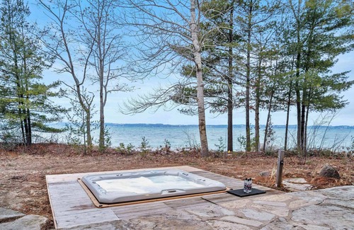 Elk Rapids House | Only 9 minutes from the horse show