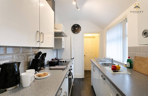 Stoke-on-Trent House | OnPoint Apartments Spacious 4 Bed House