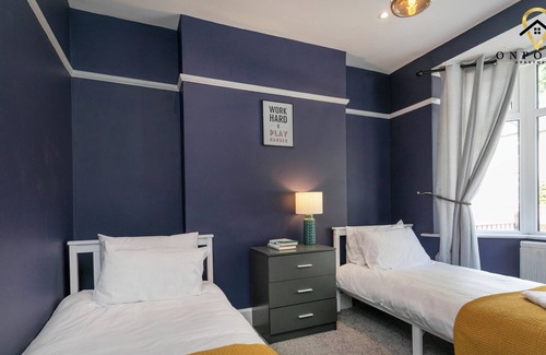 Nottingham House | ✰OnPoint- MASSIVE House, PERFECT Location-Parking✰
