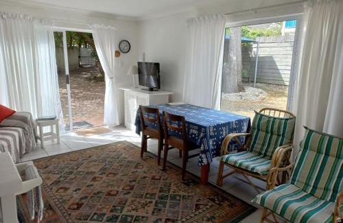 Onrus House | Onrus Garden Cottage, Sunny and Spacious