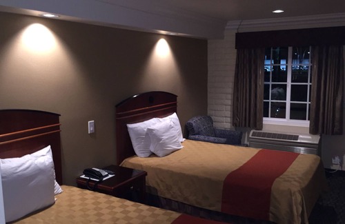 Montclair Hotel | Ontario Inn & Suites