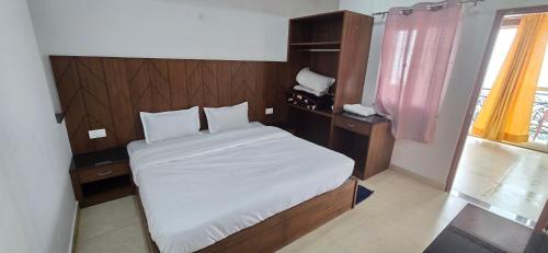 The Mall Road Hotel | Opal Villas