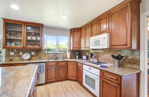 Woodland Hills House | Open & airy, mid-century ranch home with views!