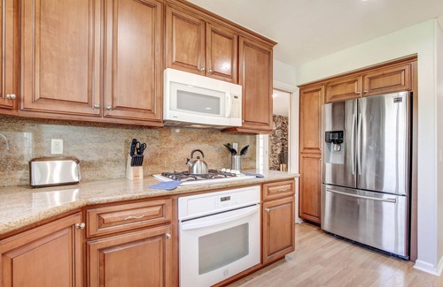 Woodland Hills House | Open & airy, mid-century ranch home with views!