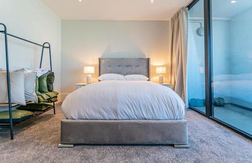 The Docks Apartment | OPEN BALCONY RIVER VIEW! WoW