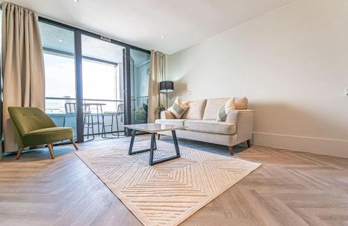 The Docks Apartment | OPEN BALCONY RIVER VIEW! WoW