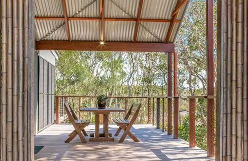 Suffolk Park Cottage | Open concept living with 2 en suite bedroom cottage 1 minute walk to the beach.