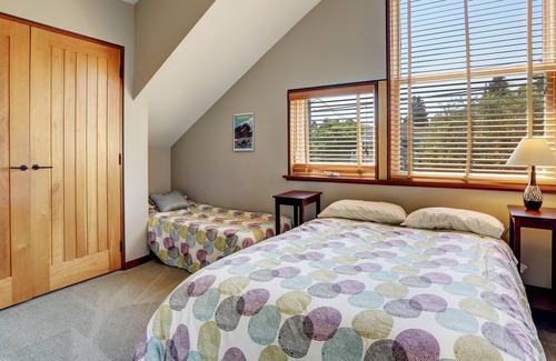 Phinney Ridge House | Open Floor Plan Home In Quiet Family Neighborhood in Phinney Ridge
