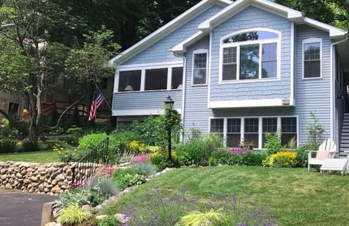 Williams Bay House | Open Floorplan Lake House just 2 min. walk to Lake Geneva