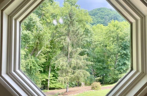 Hot Springs House | Open! Make Sweet Memories,Well Appointed Farmhouse