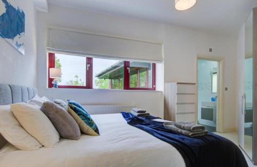 Fareham Apartment | Open Mind Property - City Centre & Free Parking for Unlimited Vehicles