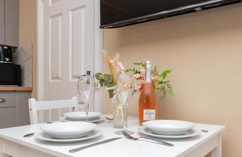 Bournemouth Apartment | Open Mind Property - Studio for 4 Guests - Parking