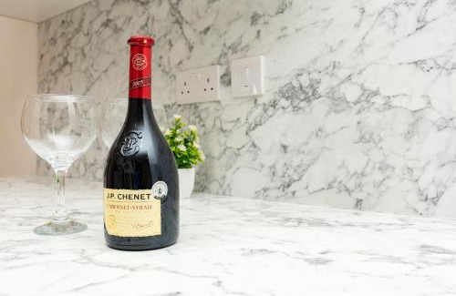 Portsmouth Apartment | Open Mind Property- Stylish 3BR, HotTub & Parking