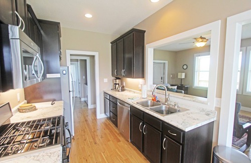 Fletcher House | OPEN! *POWER&WATER* Mountain Views & Tranquil Surroundings. Hot Tub!