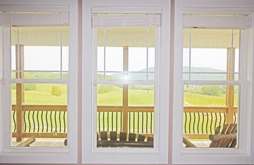 Fletcher House | OPEN! *POWER&WATER* Mountain Views & Tranquil Surroundings. Hot Tub!