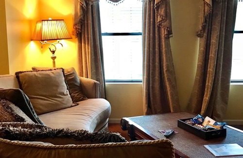 Independence Hotel | Ophelias Restaurant & Inn