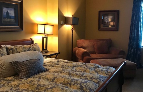 Independence Hotel | Ophelias Restaurant & Inn