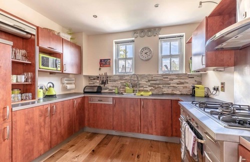 Ascot Apartment | OPPOSITE ASCOT RACECOURSE❤ FREE PARKING FOR 2!