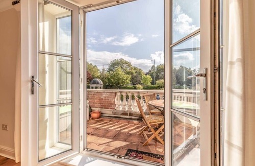 Ascot Apartment | OPPOSITE ASCOT RACECOURSE❤ FREE PARKING FOR 2!