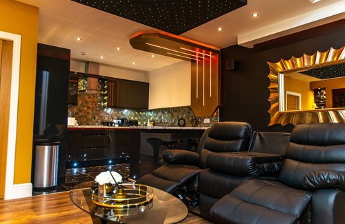 Bradford Apartment | Optimal Apartments -Presidential Jet Hot Tub Suite
