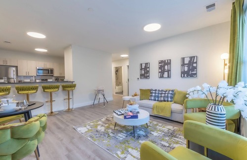 Orange Apartment | Opulence n Olive ~ 4bath, 10 beds+Park 2 cars FREE