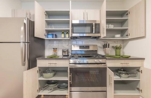 Orange Apartment | Opulence n Olive ~ 4bath, 10 beds+Park 2 cars FREE