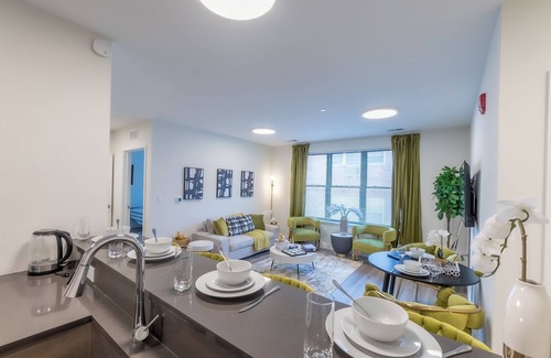 Orange Apartment | Opulence n Olive ~ 4bath, 10 beds+Park 2 cars FREE