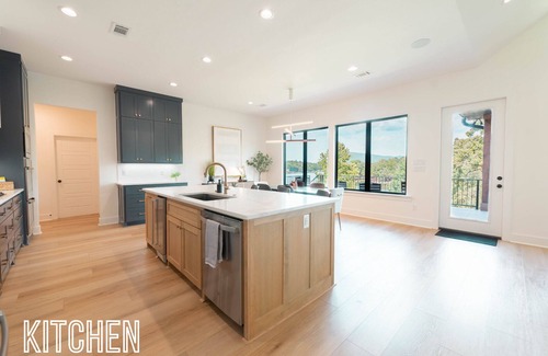 Rockwell House | Opulent Lakeside Oasis - Mountain View
