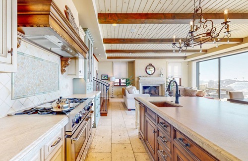 Mussel Shoals House | Opulent oceanfront house in Mussel Shoals with rooftop deck & retractable walls