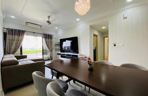 Bukit Jelutong Apartment | Orak Villa Homestay at Suria Residence