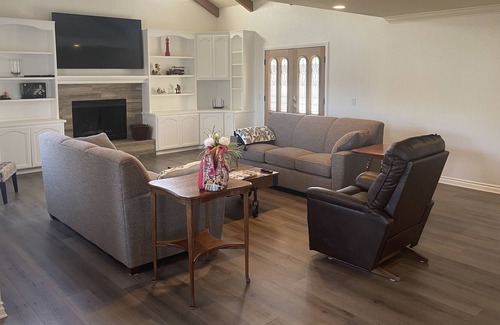 Fallbrook House | Orange Blossom Retreat in scenic De Luz Heights