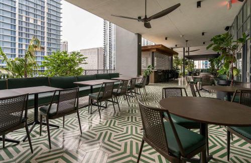 Downtown Miami Apartment | Orange Crush - Resort-Style Amenities & Location