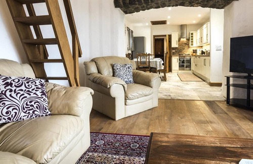 Tenby House | Orchard Cottage - Luxurious Barn Conversion - Beavers Hill