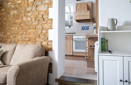 Hook Norton Cottage | ORCHARD COTTAGE, pet friendly, with a garden in Hook Norton