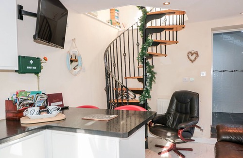 Blakeney Cottage | ORCHARD COTTAGE, pet friendly, character holiday cottage in Blakeney