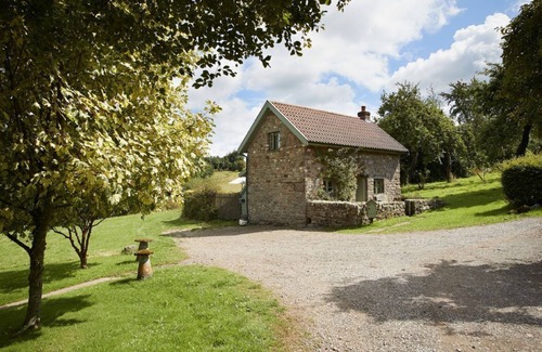 Tintern Cottage | Orchard holiday cottage is a beautiful romantic dwelling ideal for couples. This perfect property is