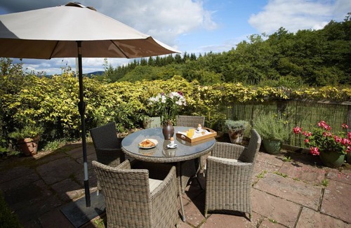 Tintern Cottage | Orchard holiday cottage is a beautiful romantic dwelling ideal for couples. This perfect property is
