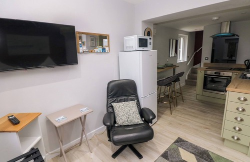 Pembroke Cottage | ORCHARD VIEW, pet friendly, with a garden in Pembroke