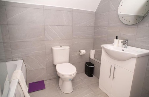 Kidlington Apartment | Orchid Lodge - Two Bed Generous Flat - Parking, Netflix, WIFI - Close to Blenheim Palace & Oxford - F4