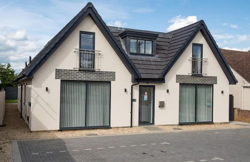 Kidlington Apartment | Orchid Lodge - Two Bed Generous Flat - Parking, Netflix, WIFI - Close to Blenheim Palace & Oxford - F4