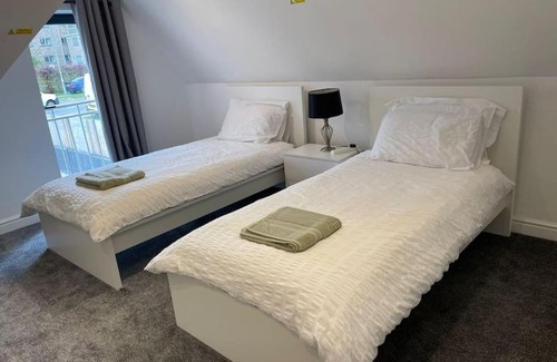 Kidlington Apartment | Orchid Lodge - Two Bed Generous Flat - Parking, Netflix, WIFI - Close to Blenheim Palace & Oxford - F4