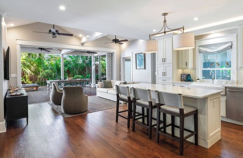 White St. Gallery House | Orchids-N-Paradise 3 En-suite Bedrooms, Cottage Fully Fenced Front Porch & Yard
