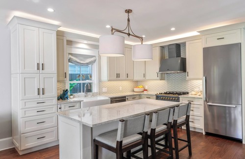 White St. Gallery House | Orchids-N-Paradise 3 En-suite Bedrooms, Cottage Fully Fenced Front Porch & Yard